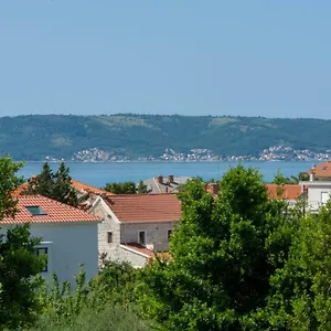 casteletti.hotels-in-trogir.com/
